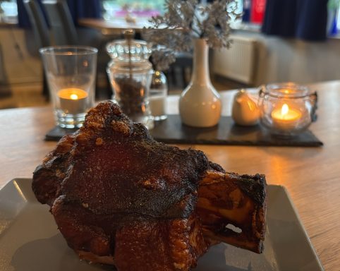 Knusprige Schweinshaxe auf einem Teller im Restaurant.